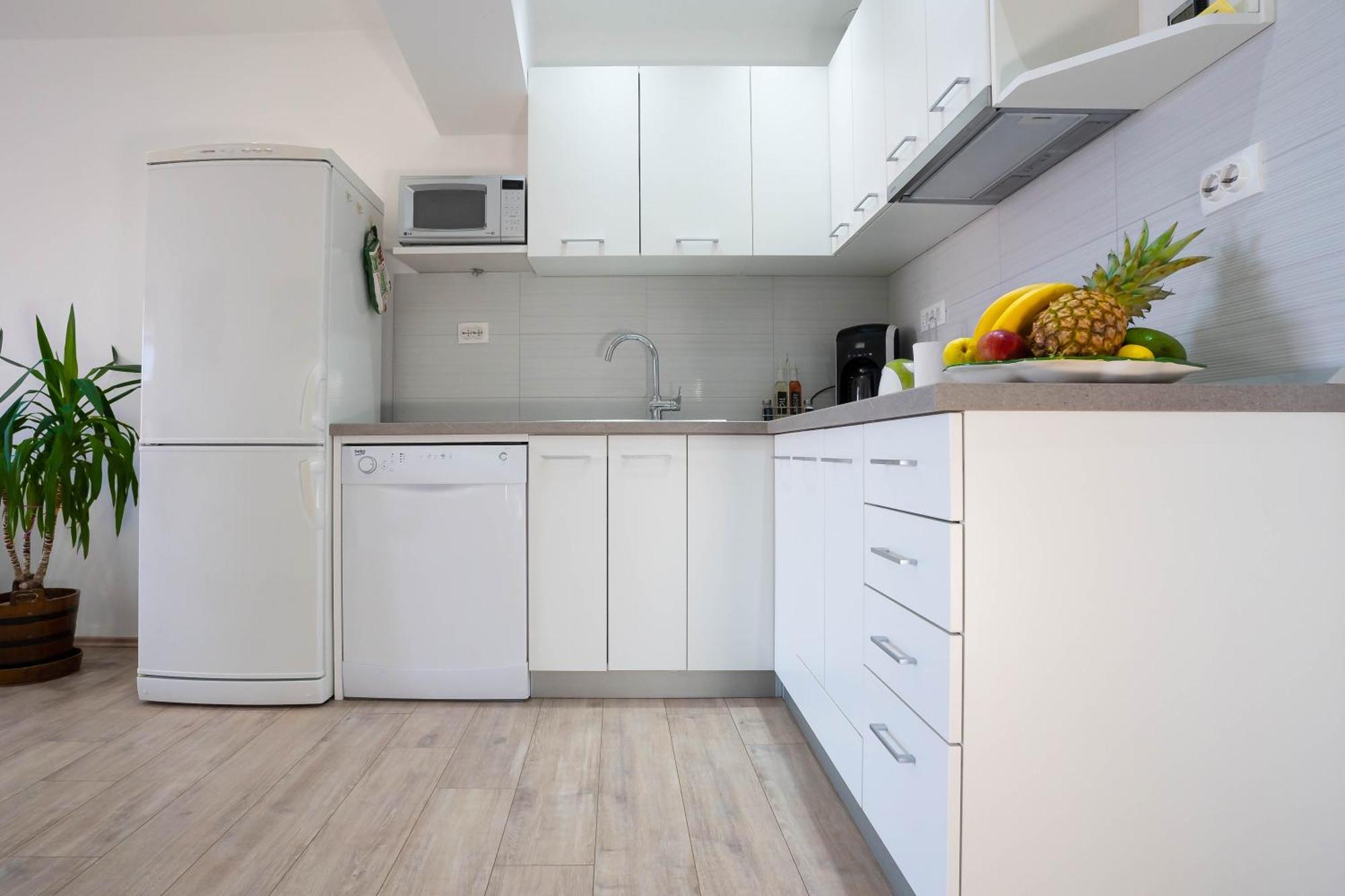 Apartments Angela Макарска Екстериор снимка